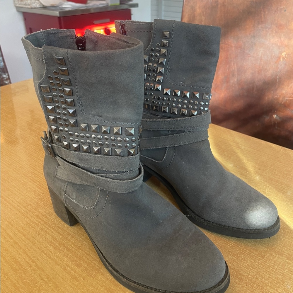 Grey suede ankle boots. Vince CAMUTO sz8